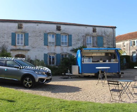 Remorque foodtruck bleue de Nomade & Events devant une longère
