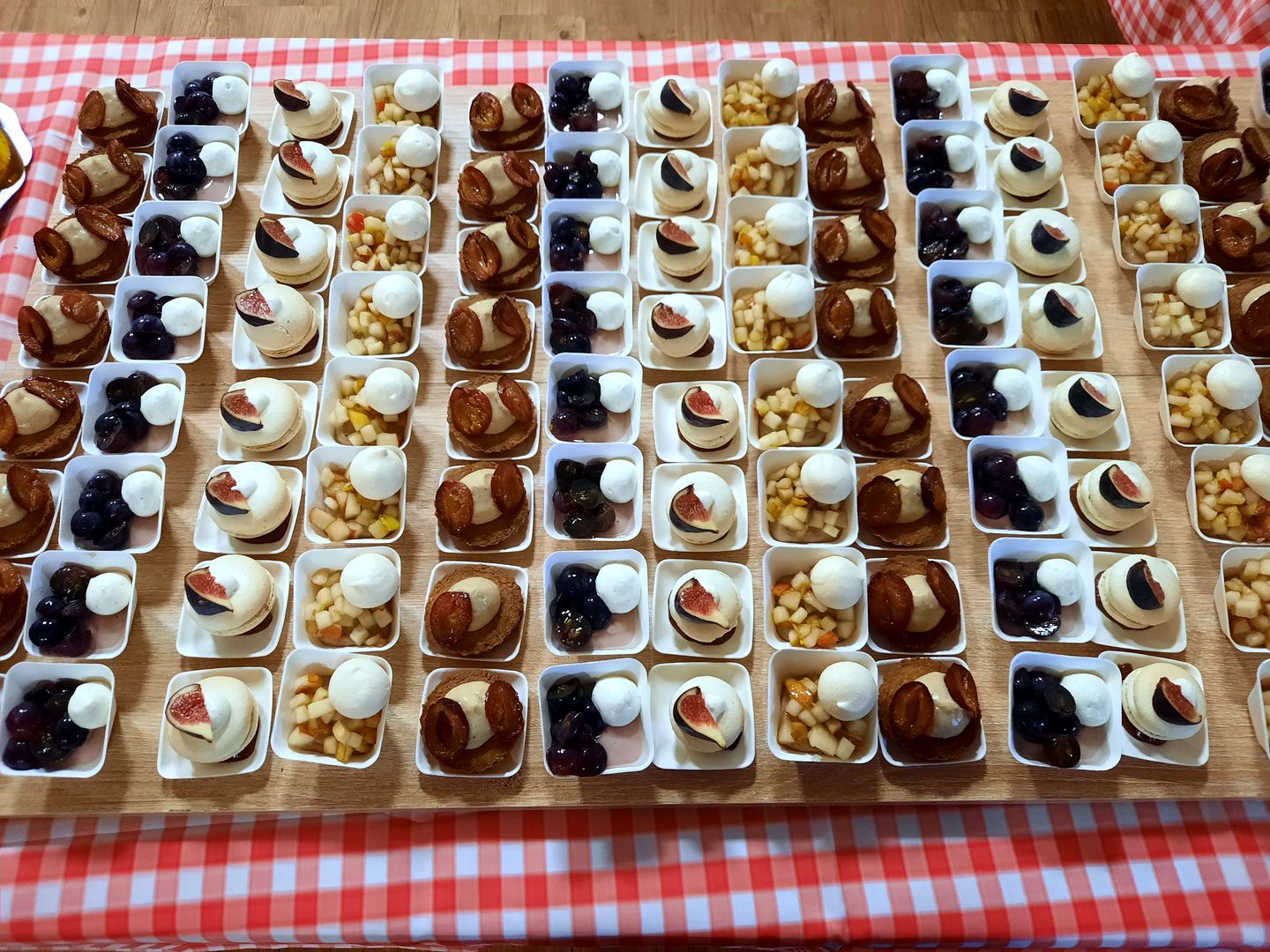 Plateau de mignardises aux figues, raisins et prunes