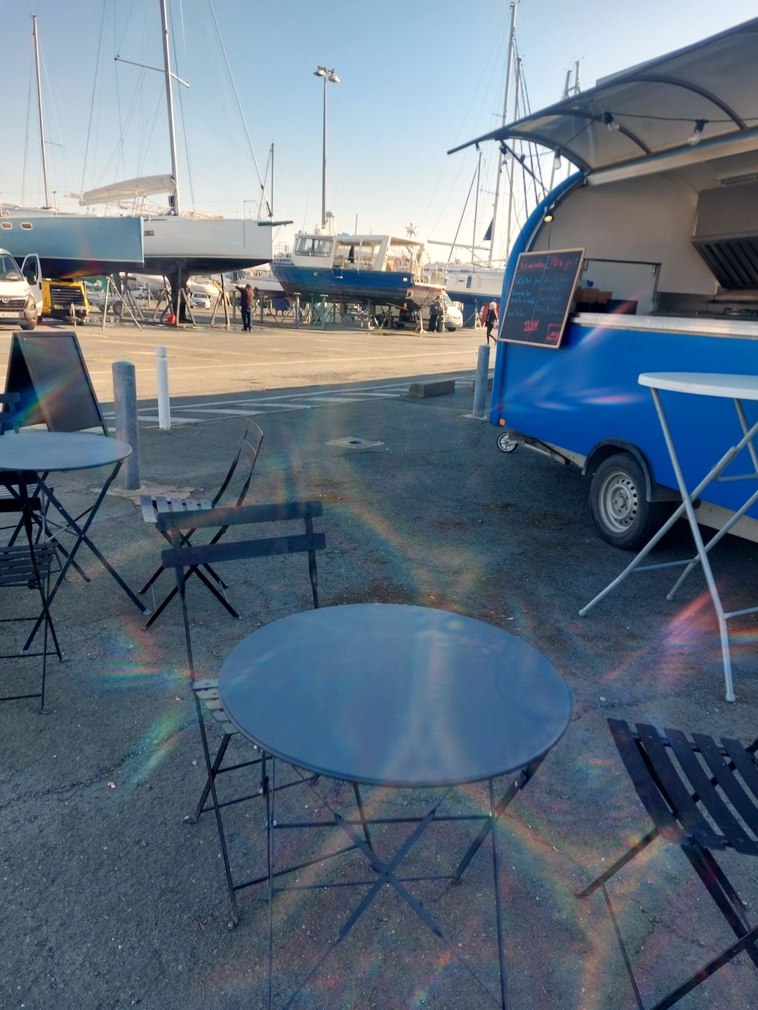 Le foodtruck bleu et ses tables au port des Minimes à La Rochelle