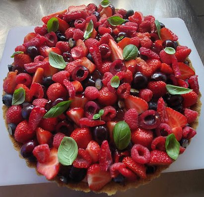 Tarte aux fruits rouges et feuilles de basilic