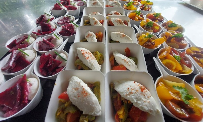 Verrines et petits fours alignés
